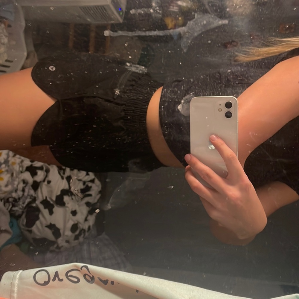 Very comfy black athletic shorts with zip pockets